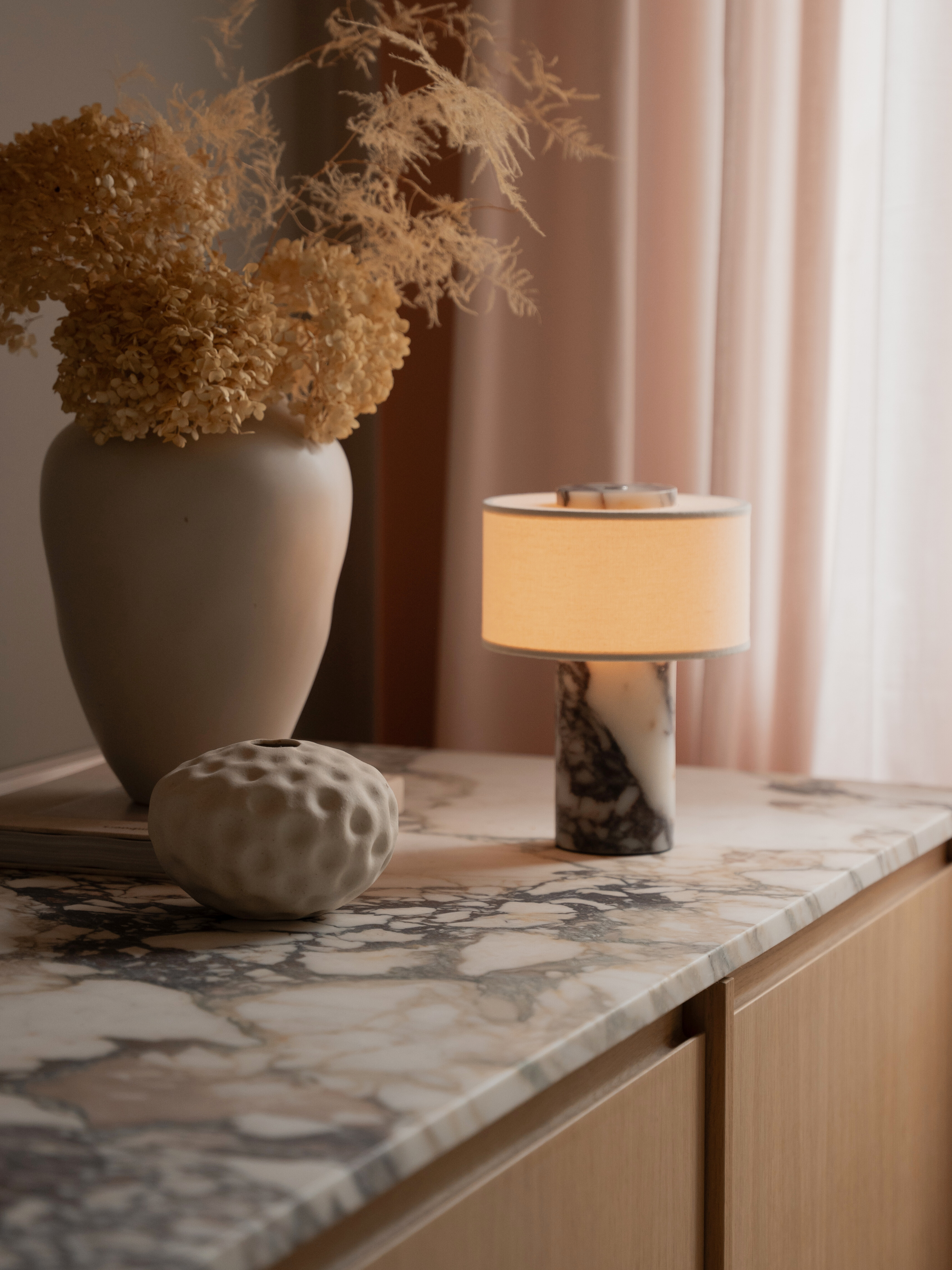 Auríe tragbare Lampe | Calacatta Viola Marmor und Leinen