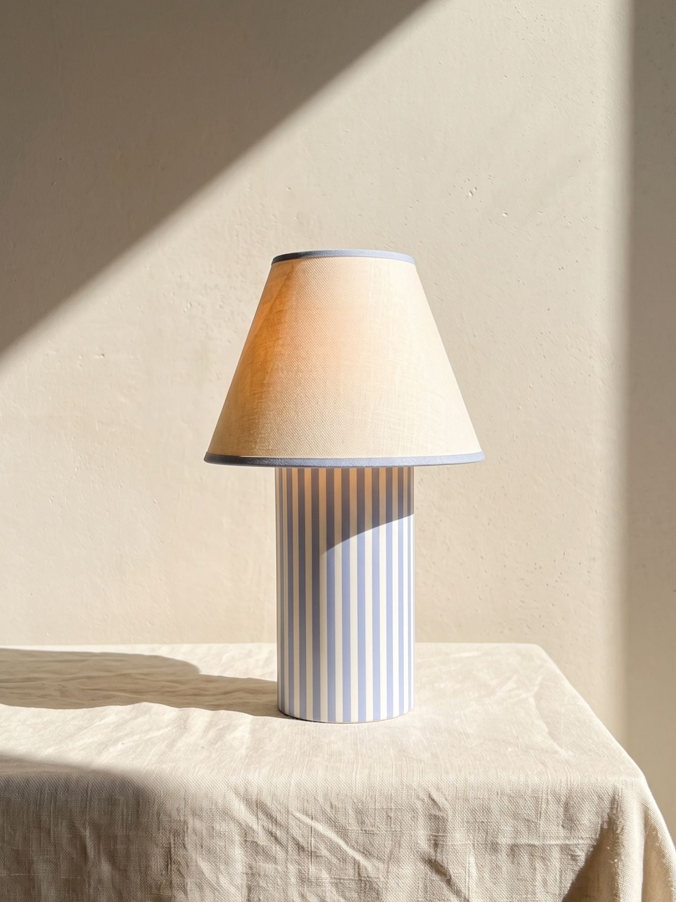 Das Original – Rossa Tragbare Lampe | Calacatta Viola & Leinen