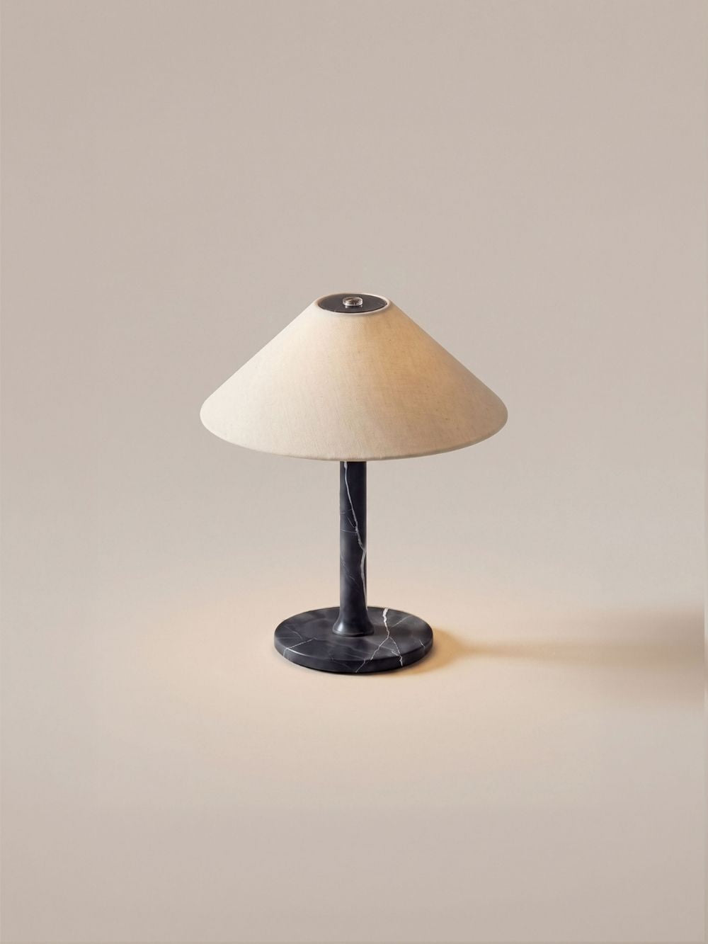 Das Original – Rossa Tragbare Lampe | Calacatta Viola & Leinen