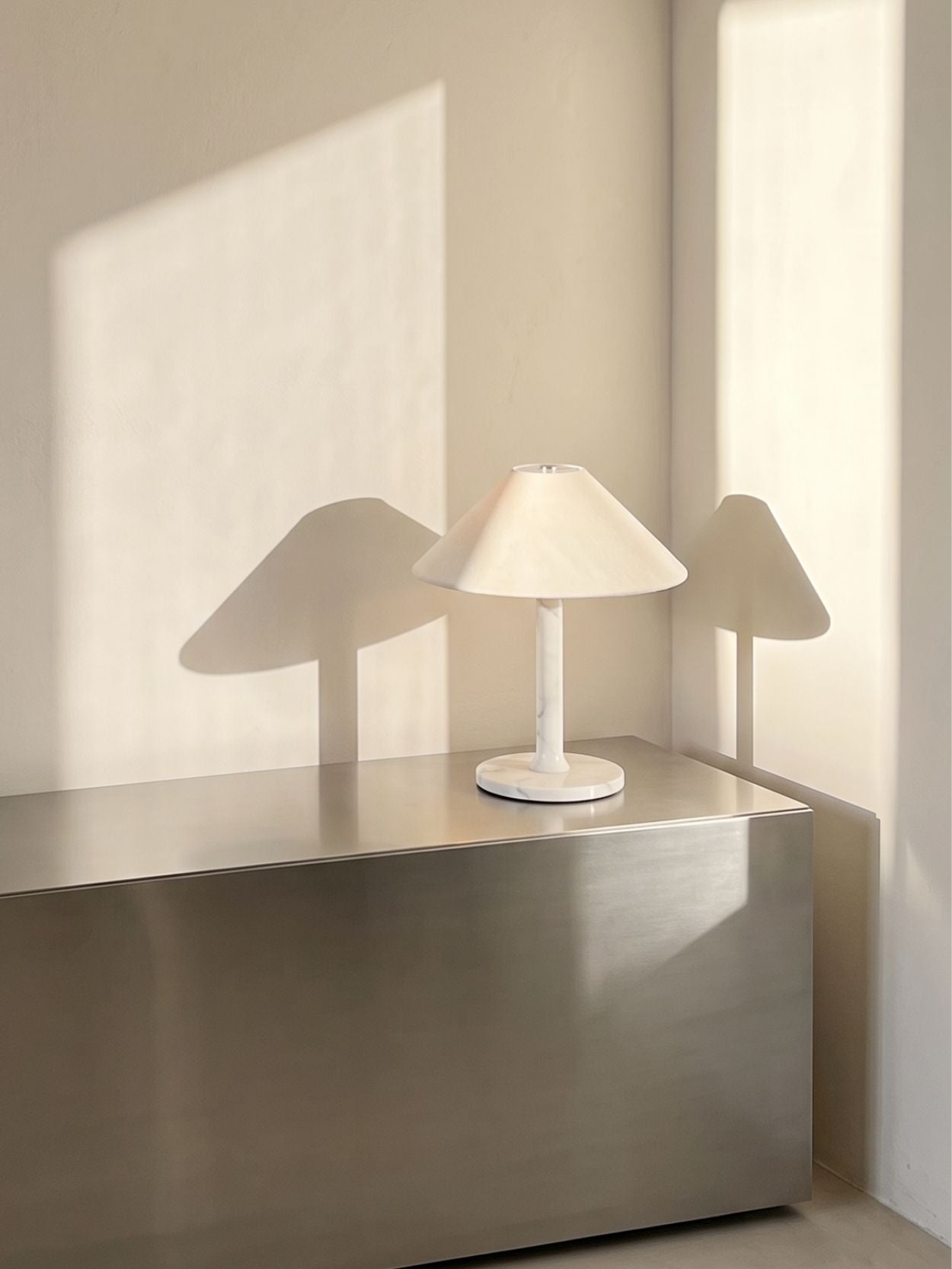 Das Original – Rossa Tragbare Lampe | Calacatta Viola & Leinen