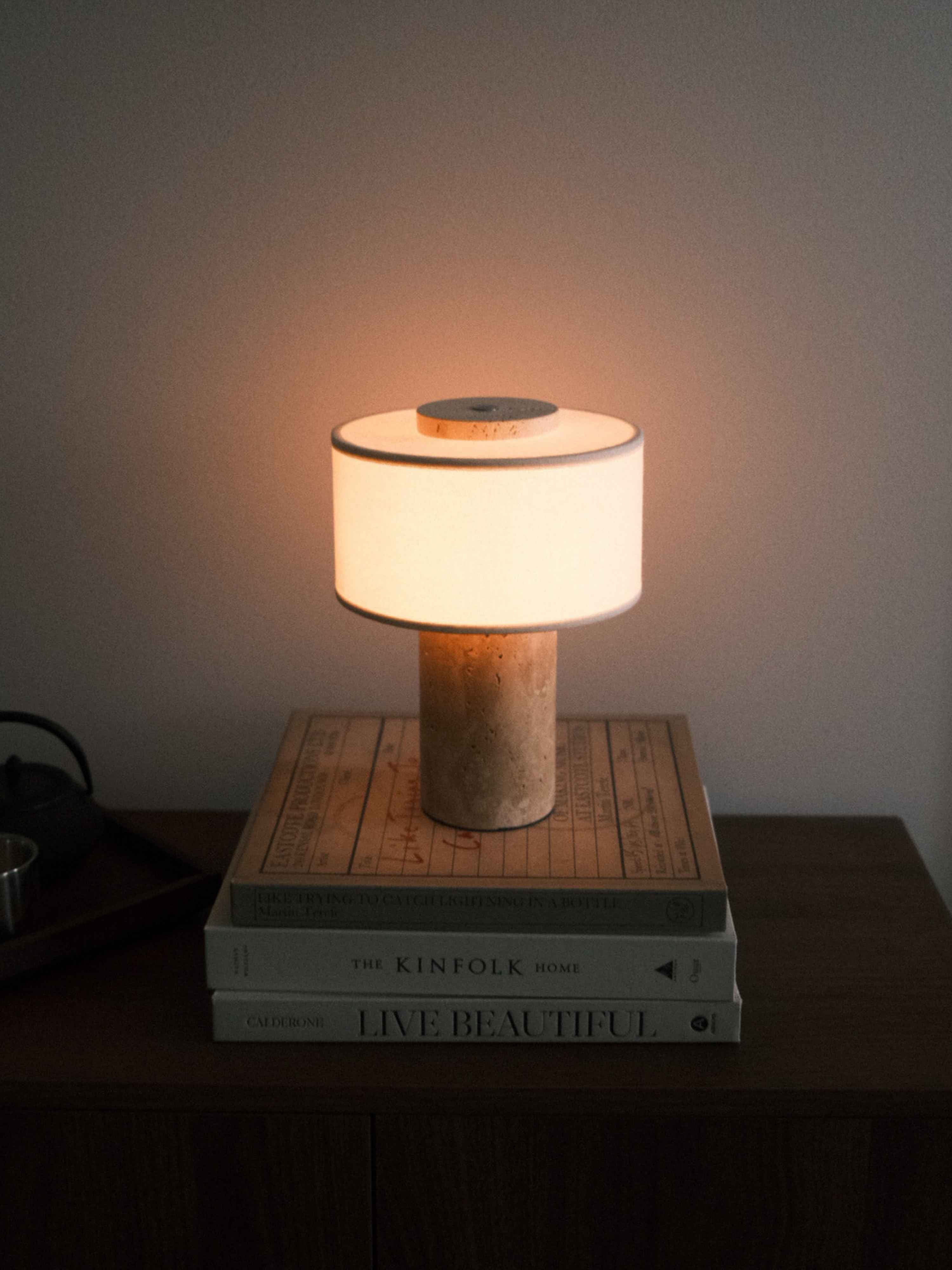Auríe Tragbare Lampe | Travertinstein & Leinen