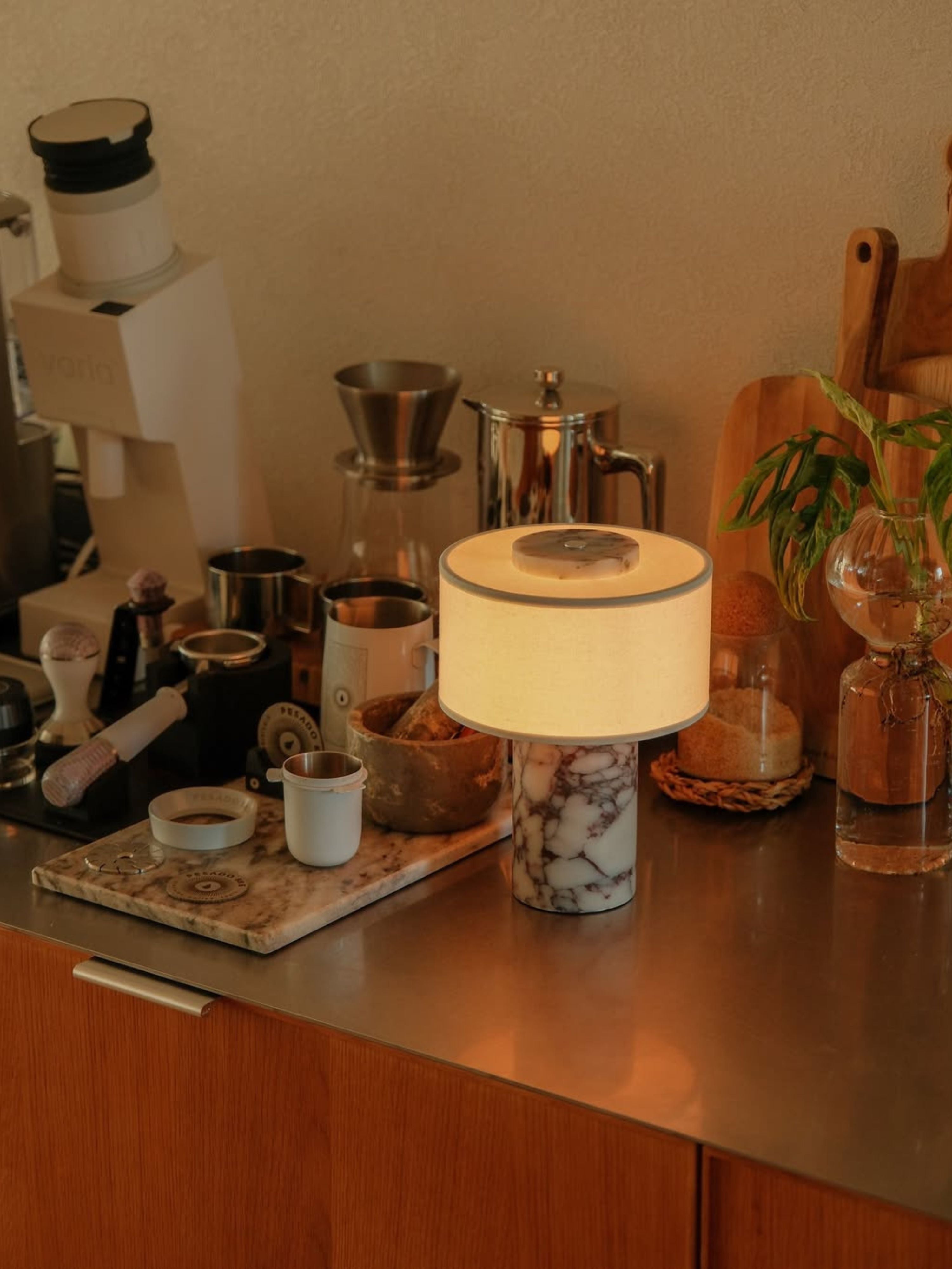 Auríe tragbare Lampe | Calacatta Viola Marmor und Leinen