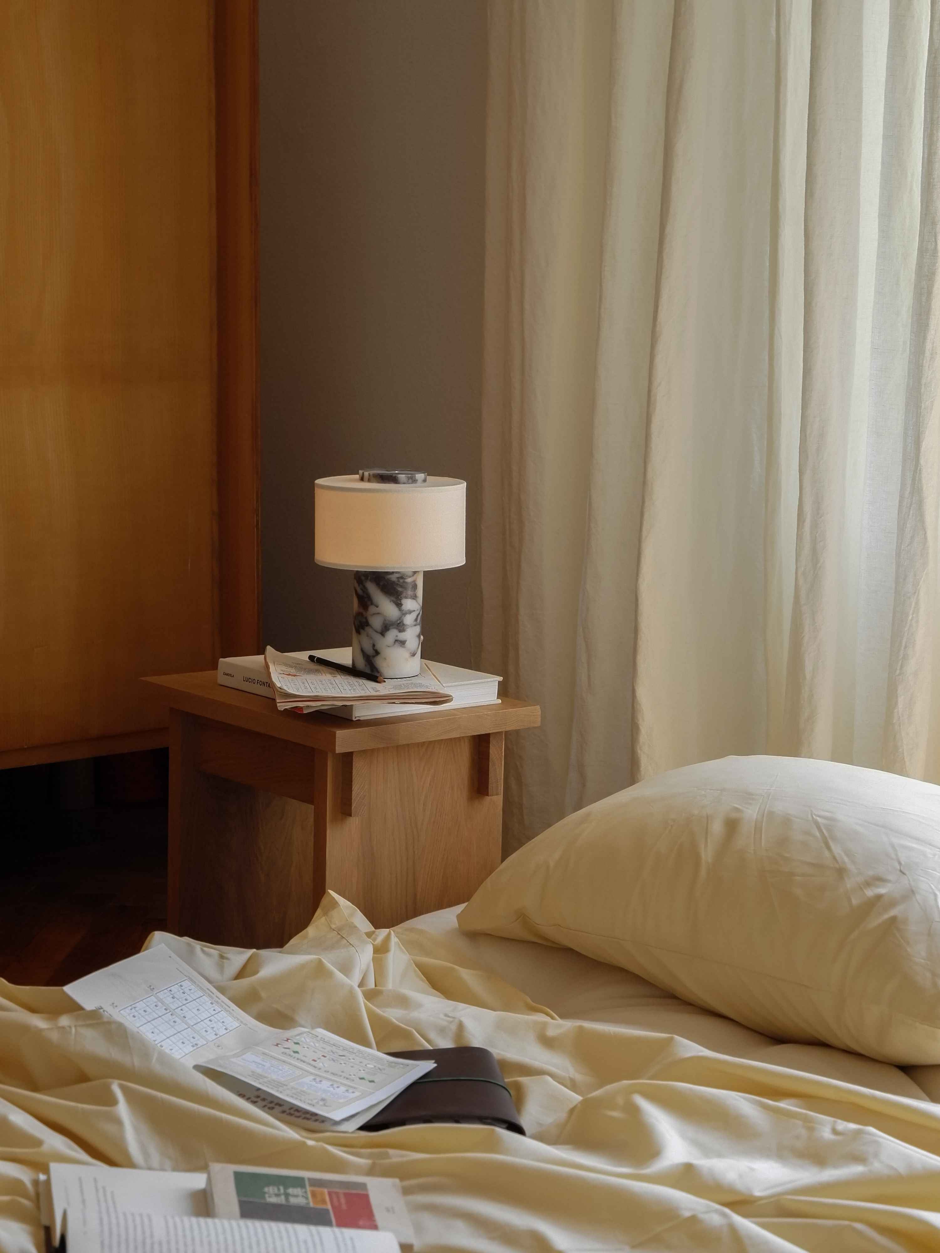 Auríe tragbare Lampe | Calacatta Viola Marmor und Leinen