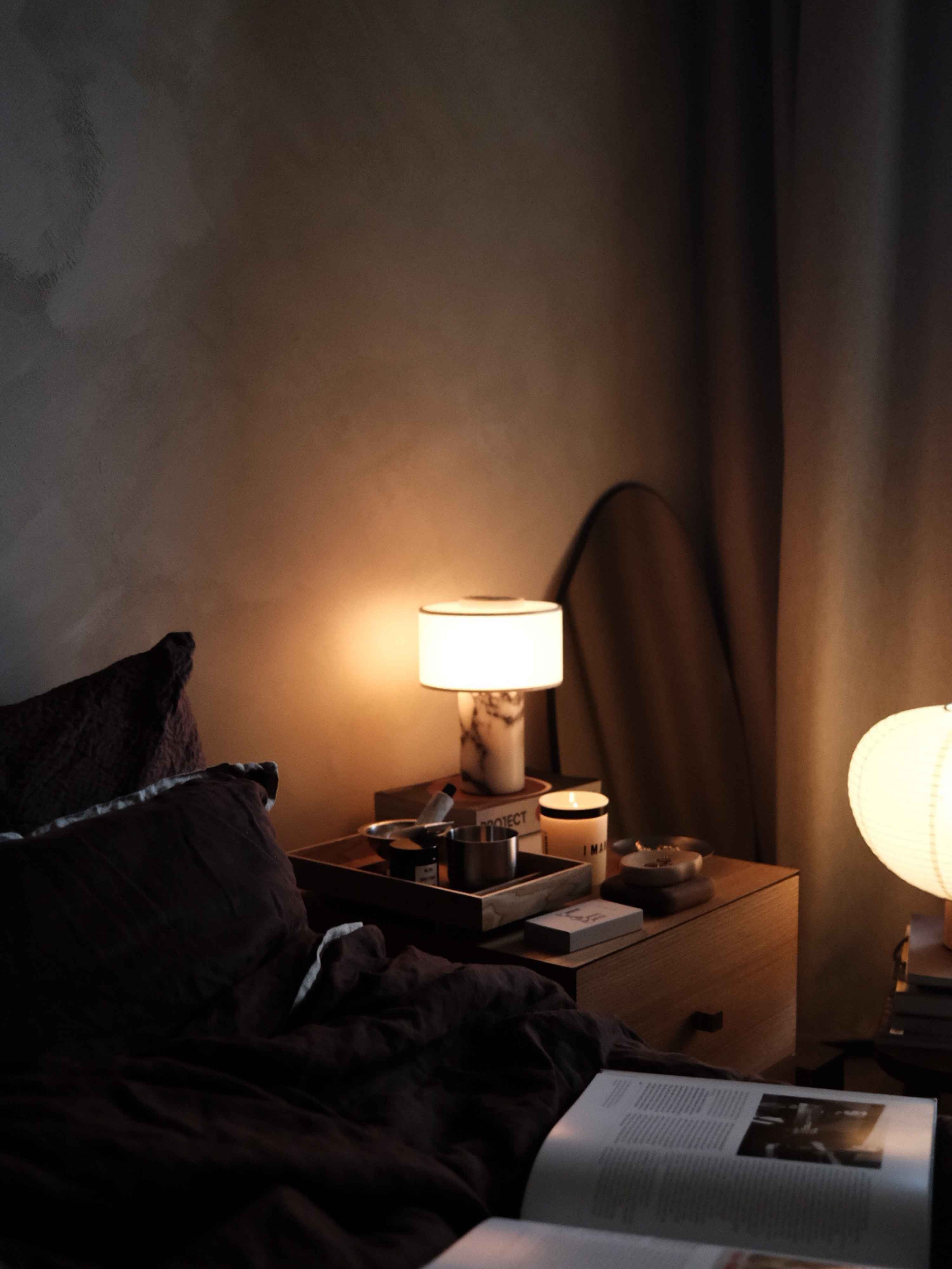 Auríe tragbare Lampe | Calacatta Viola Marmor und Leinen