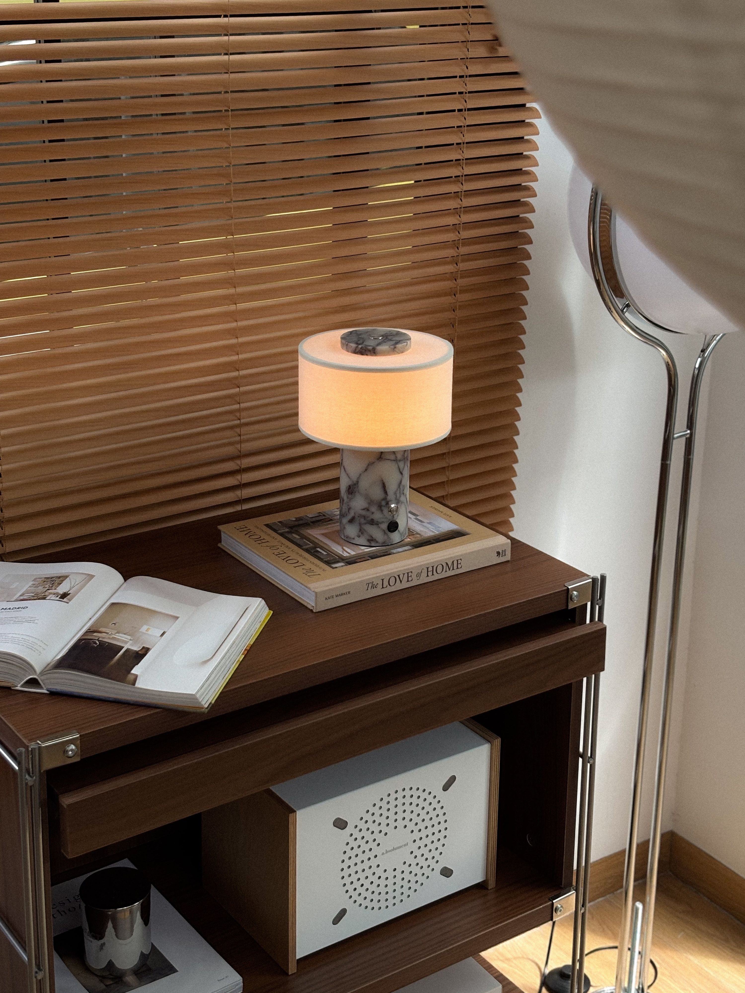 Auríe tragbare Lampe | Calacatta Viola Marmor und Leinen