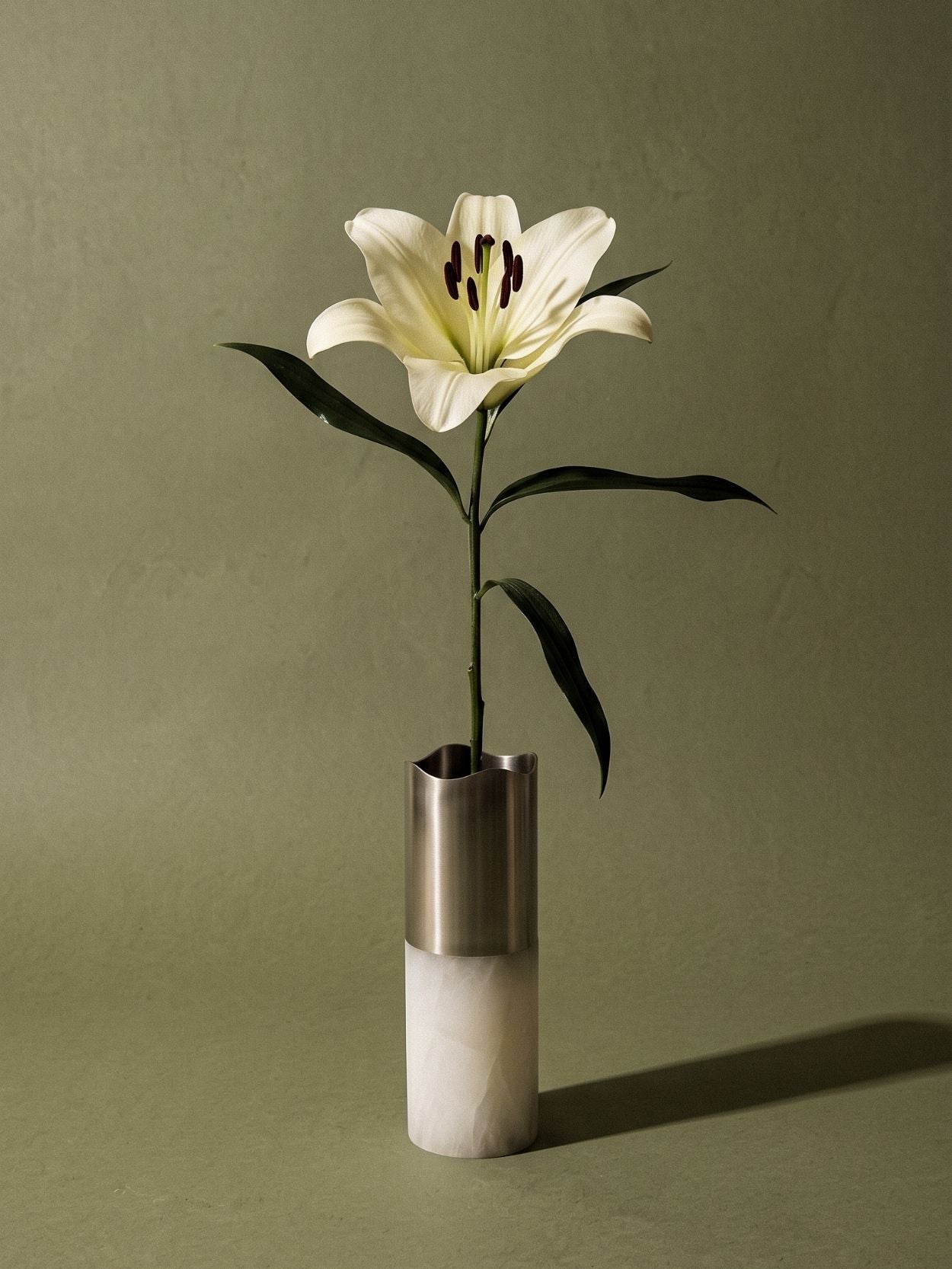 Die Lyla Vase | Alabaster & gebürstetes Metall
