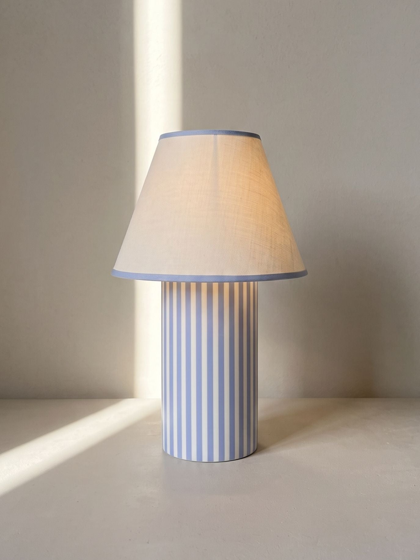 Das Original – Rossa Tragbare Lampe | Calacatta Viola & Leinen