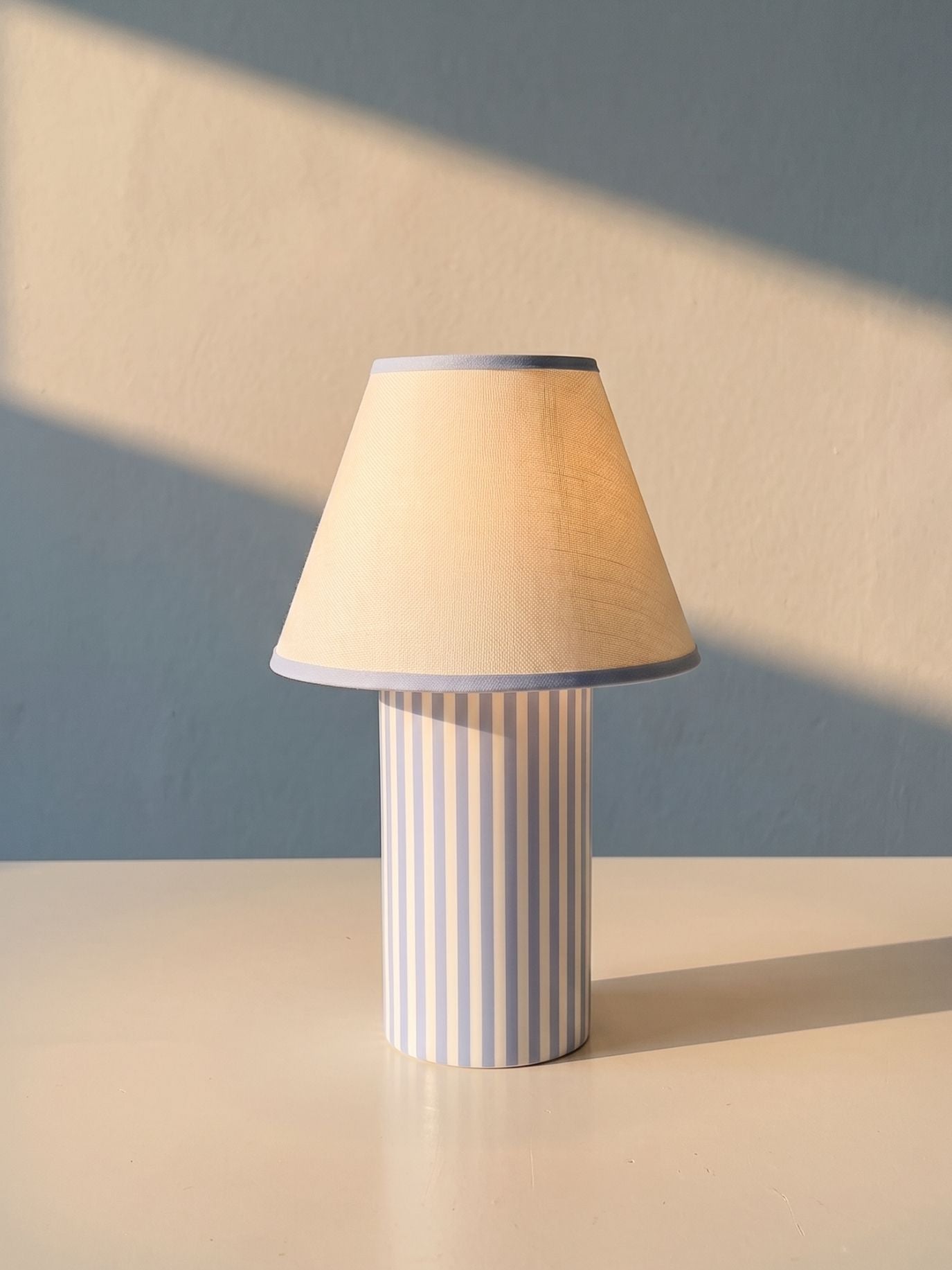Das Original – Rossa Tragbare Lampe | Calacatta Viola & Leinen