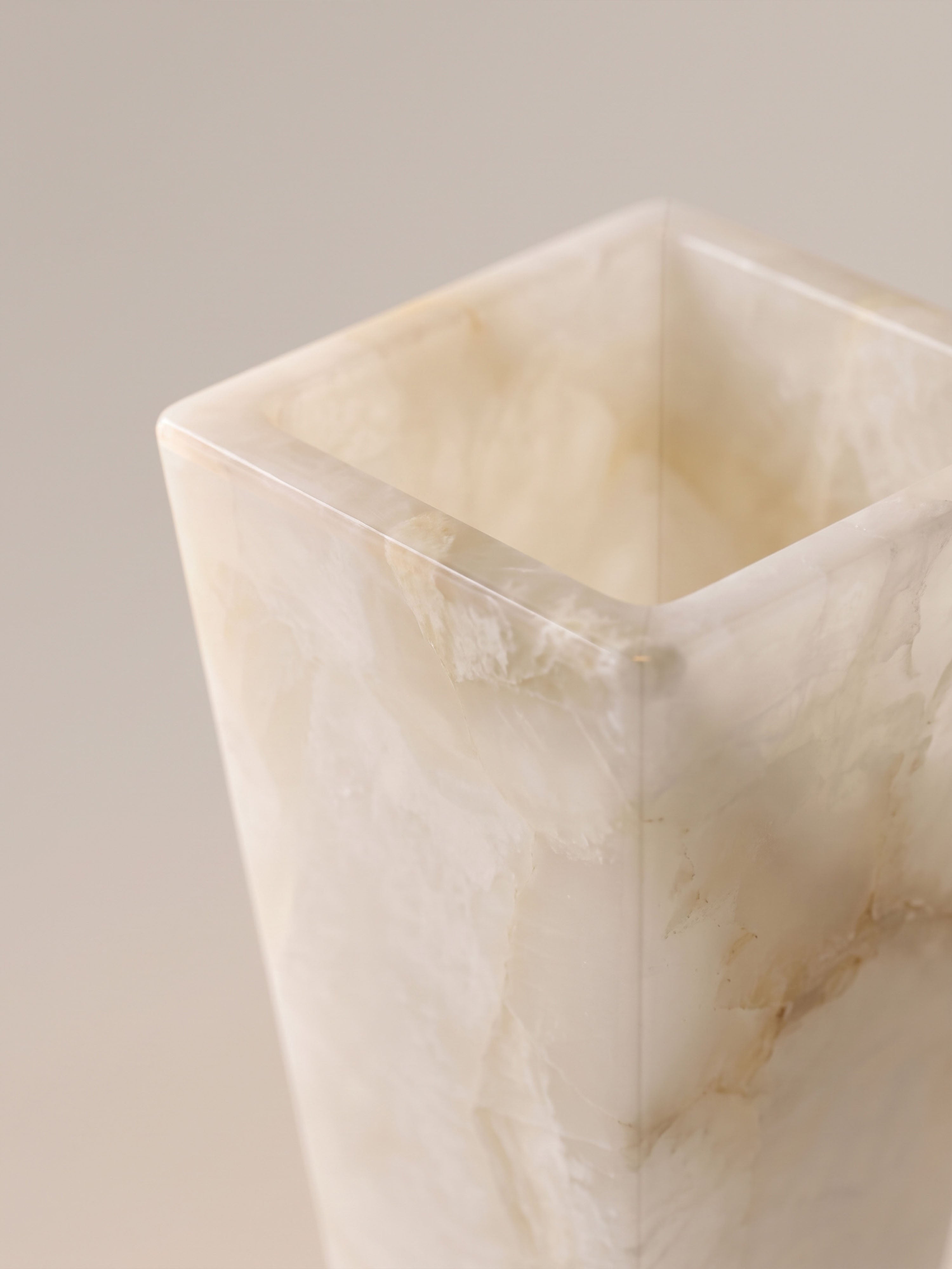 The Elva Vase | Alabaster