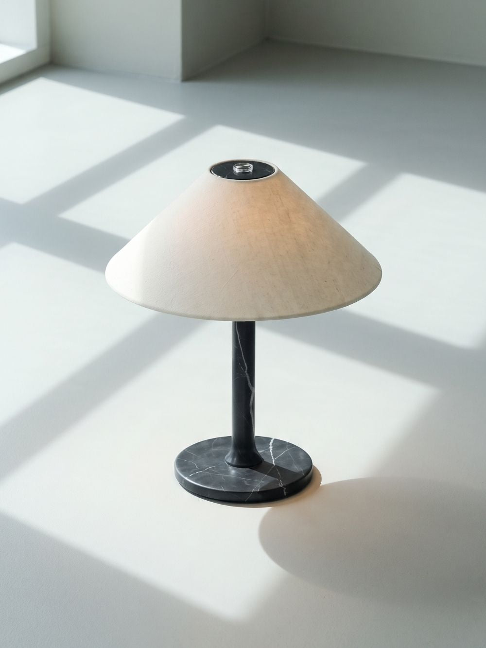 Das Original – Rossa Tragbare Lampe | Calacatta Viola & Leinen