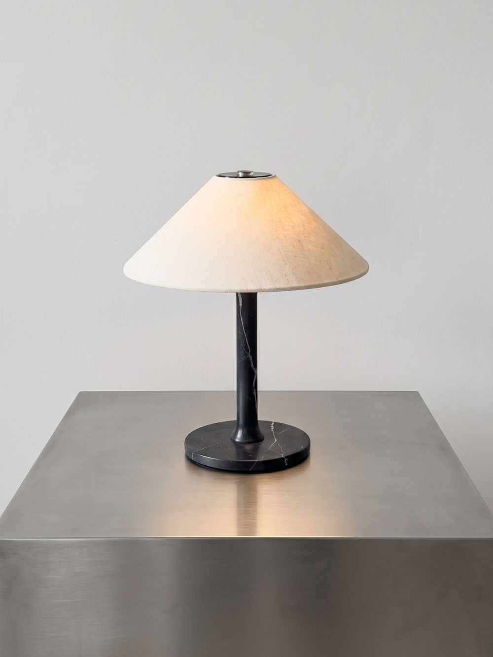 Das Original – Rossa Tragbare Lampe | Calacatta Viola & Leinen