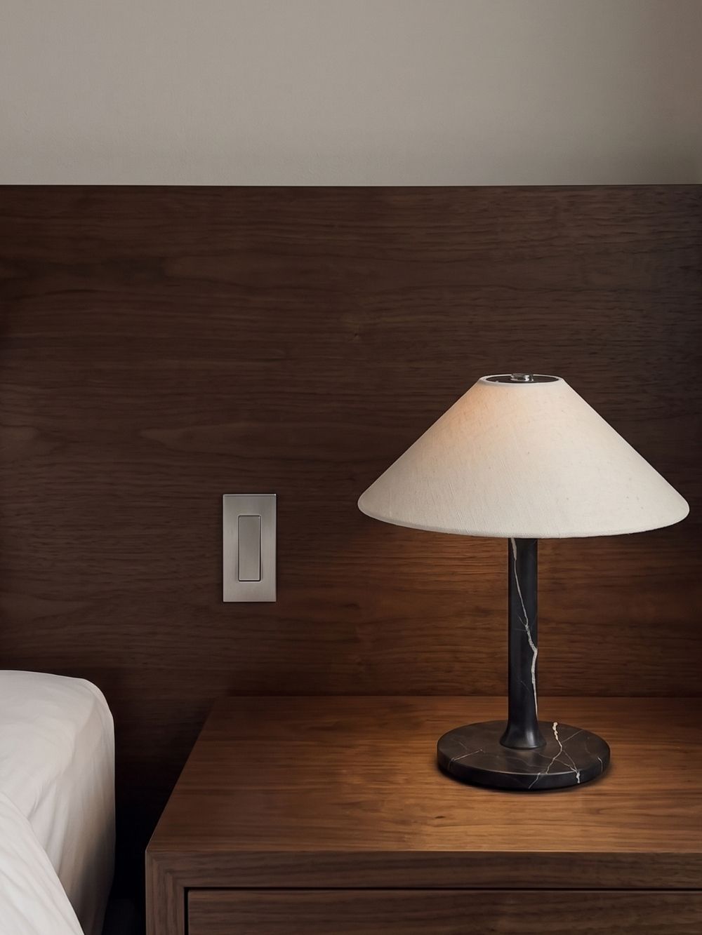 Das Original – Rossa Tragbare Lampe | Calacatta Viola & Leinen